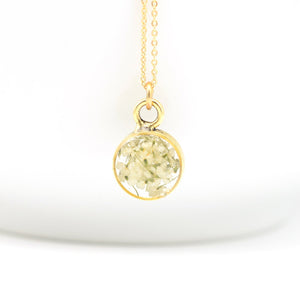 Dainty flower necklace gold