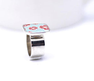 The ring band adjusts at the top for comfortable wearing