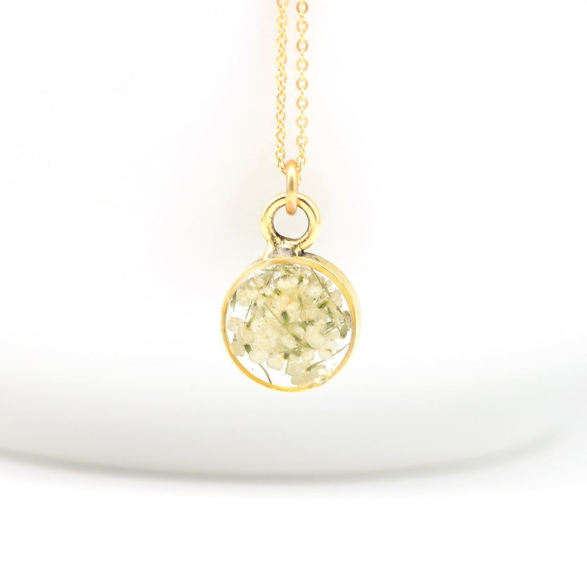 Dainty flower necklace gold
