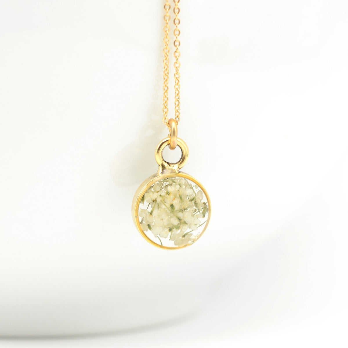 Delicate flower necklace in gold